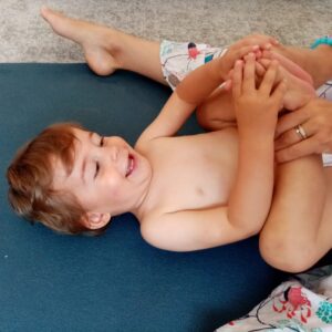 enfant - cours de baby yoga à Narbonne