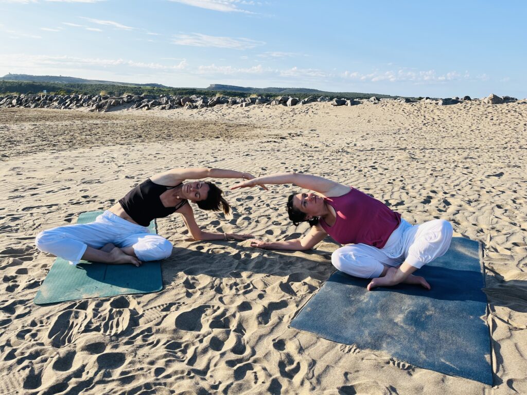 deux femme font du yoga sur la plage