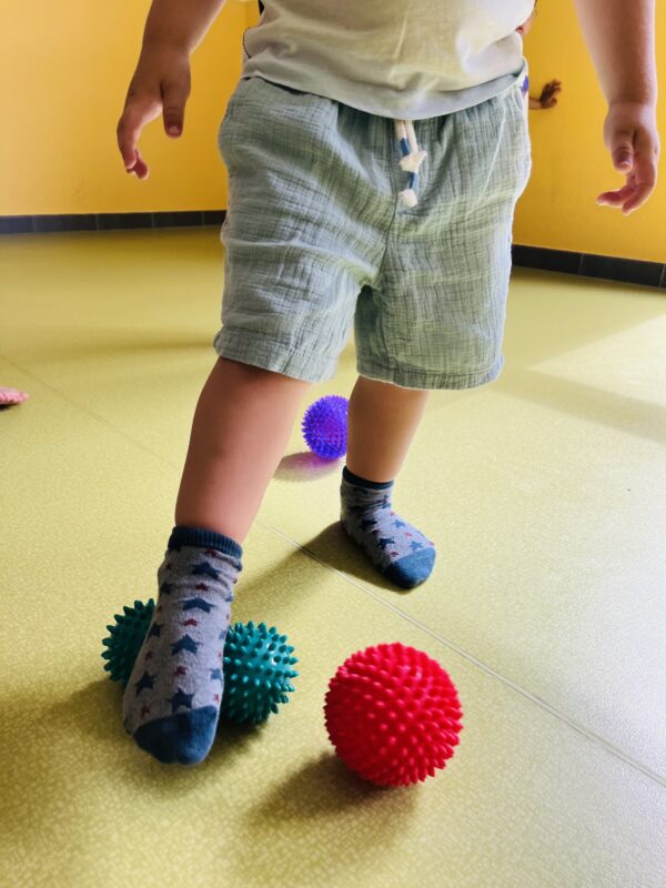 enfant marchant sur une balle picots